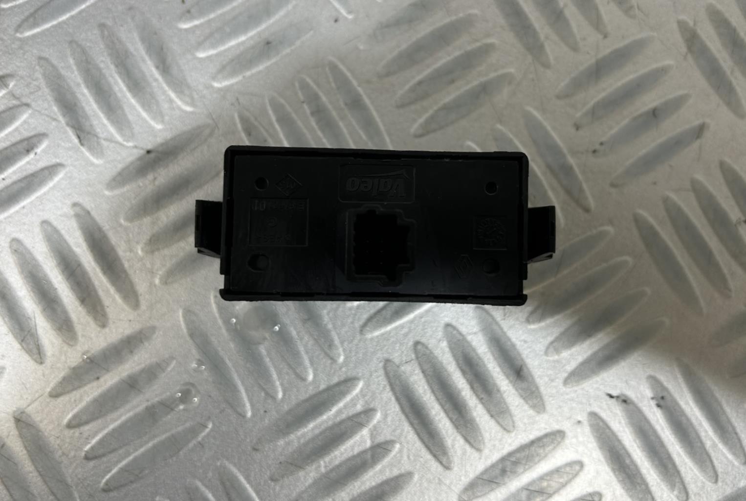 Bouton de warning RENAULT CLIO 3 PHASE 1 Diesel - 1