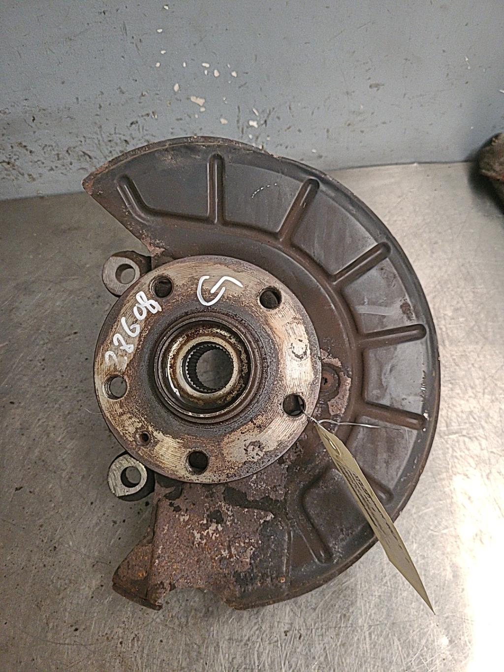 Moyeu avant gauche VOLKSWAGEN GOLF 5 Diesel - 1