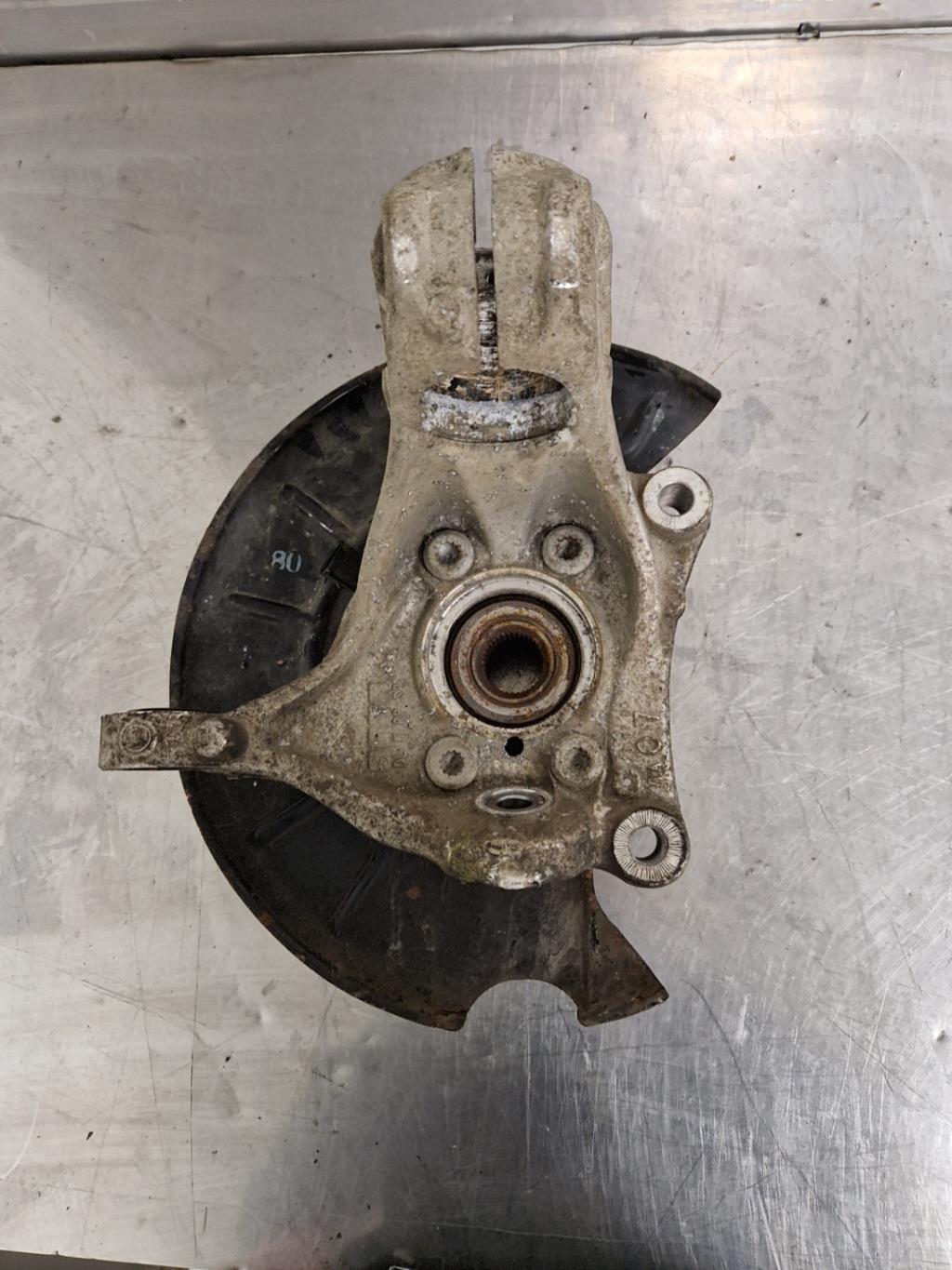 Moyeu avant gauche VOLKSWAGEN PASSAT 5 BREAK Diesel - 1