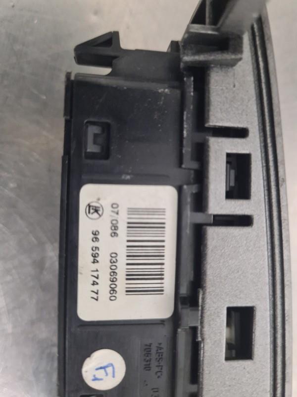 Bouton de warning PEUGEOT 308 1 PHASE 1 Essence - 1