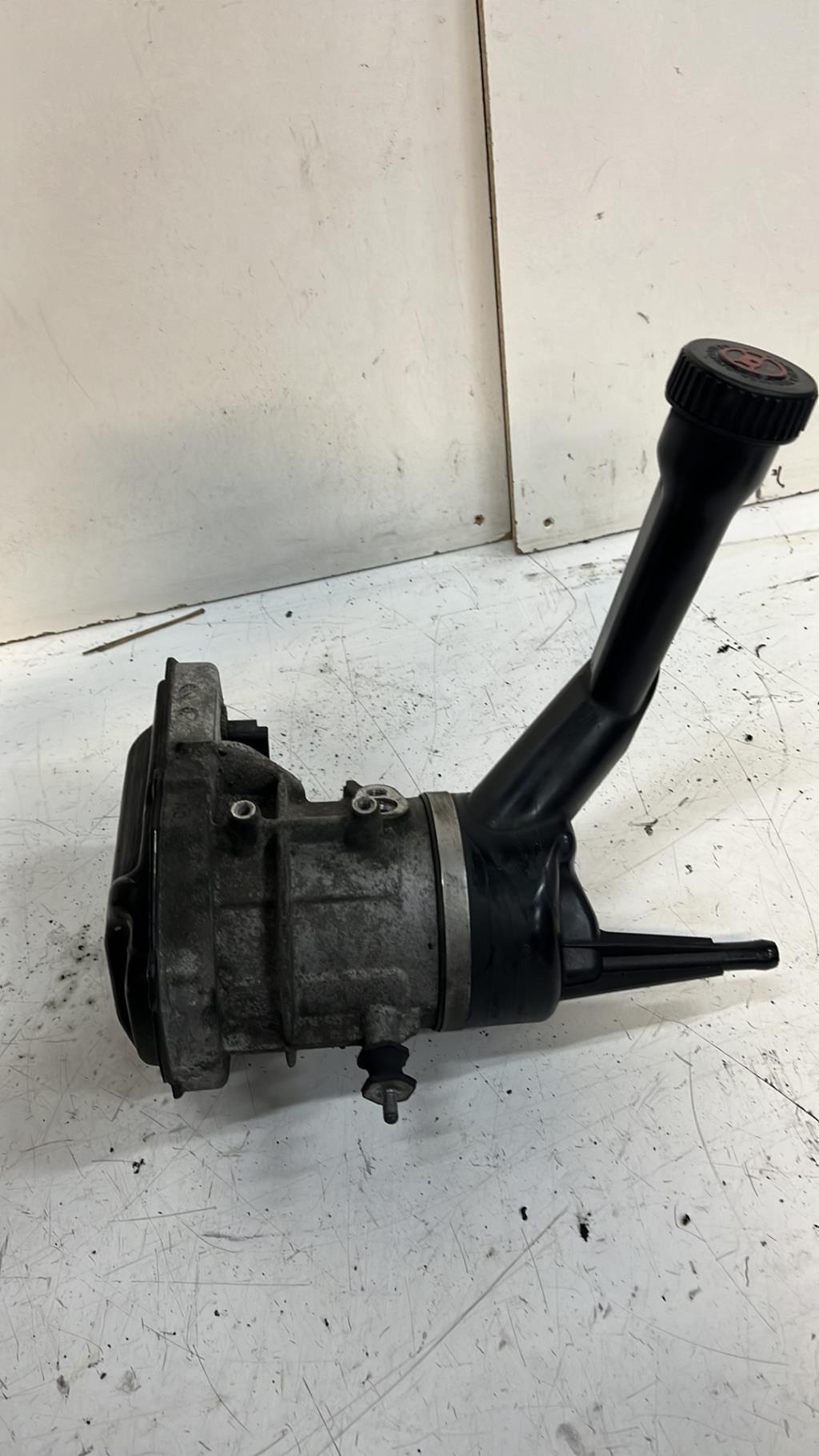 Pompe de direction PEUGEOT 308 1 PHASE 2 Diesel - 1