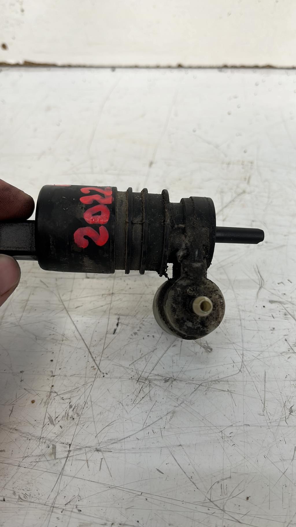Pompe lave glace avant AUDI A4 2 AVANT PHASE 1 BREAK Diesel - 1