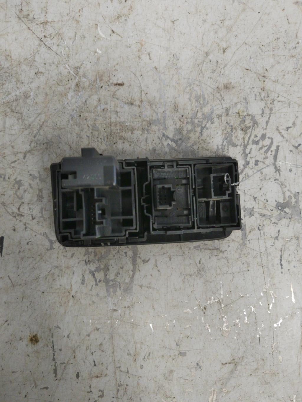 Bouton/Interrupteur RENAULT MEGANE 3 PHASE 1 Diesel - 1