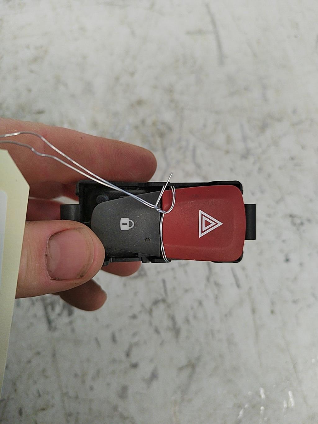 Bouton de warning RENAULT MEGANE 3 PHASE 1 Diesel - 1