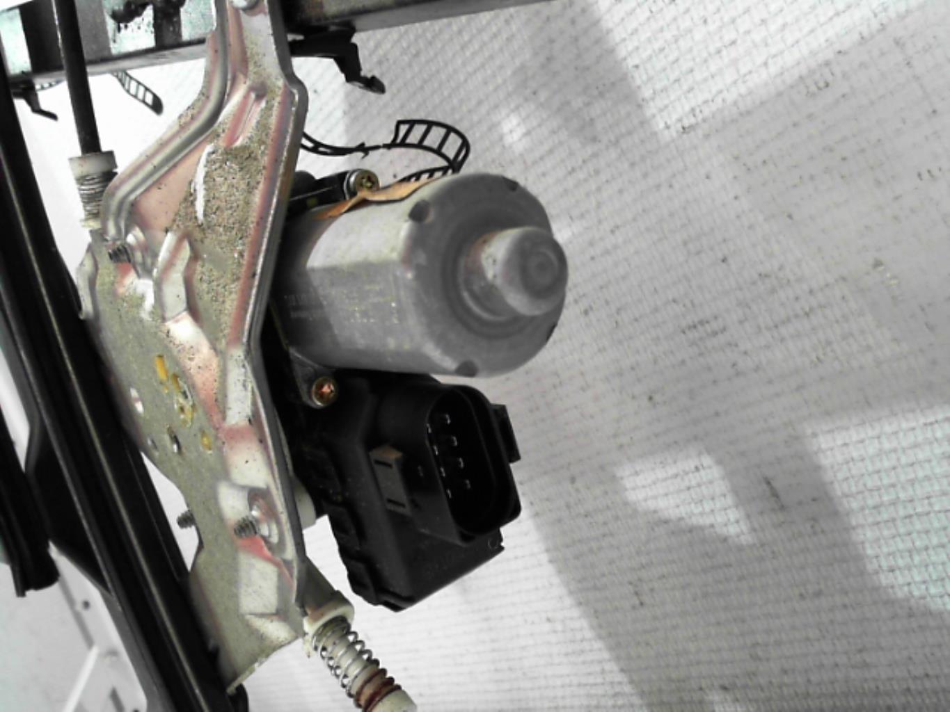 Leve vitre electrique avant gauche AUDI A6 2 AVANT PHASE 1 BREAK Diesel - 1