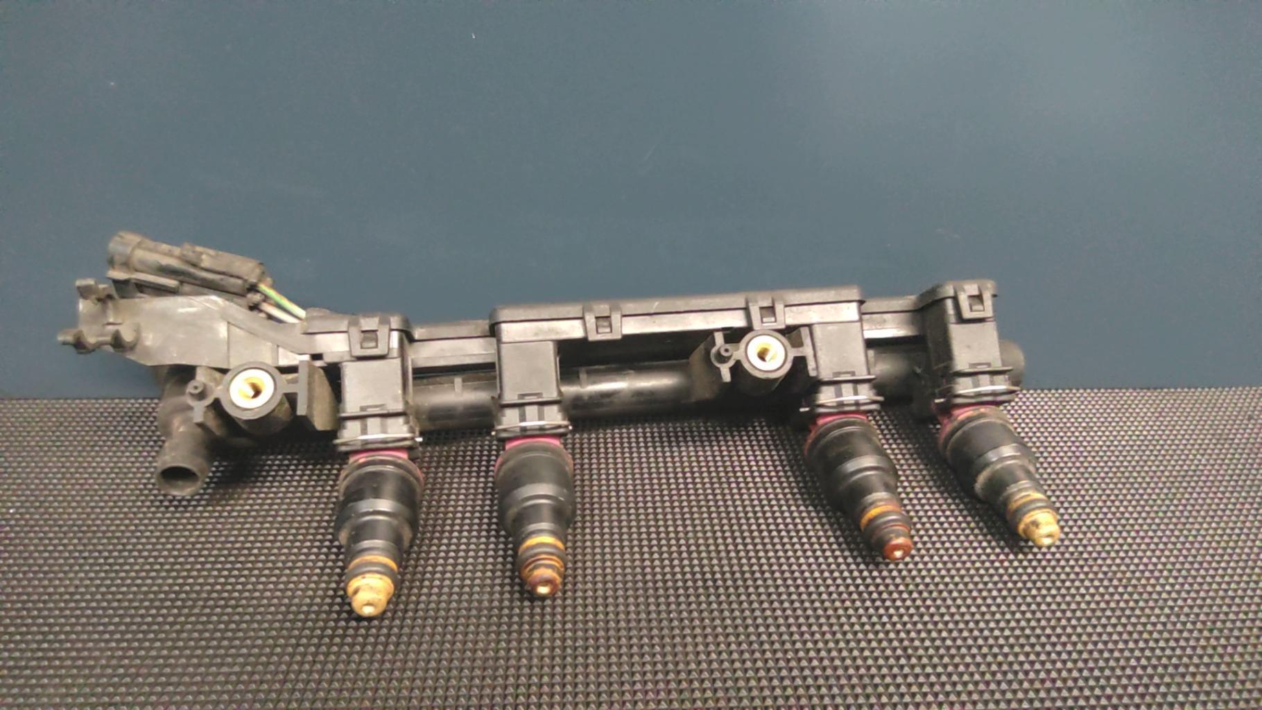 Rampe injection RENAULT CLIO 2 PHASE 1 Essence - 1