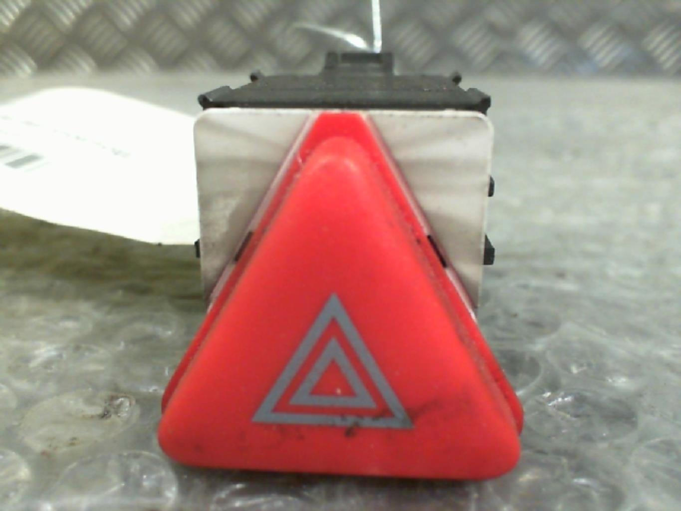 Bouton de warning SKODA FABIA 1 PHASE 1 Essence - 1