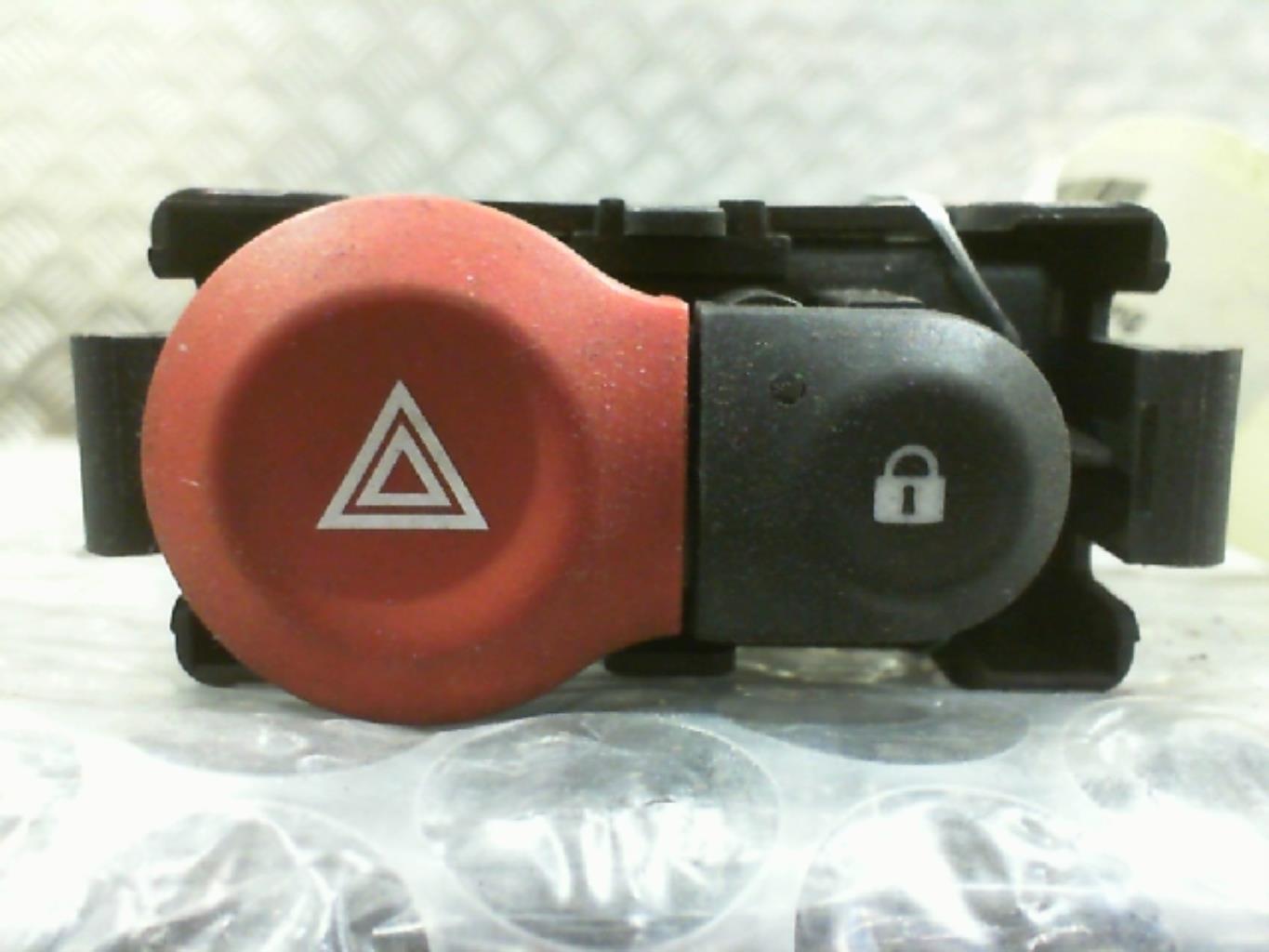Bouton de warning RENAULT CLIO 3 PHASE 1 BREAK  - 1
