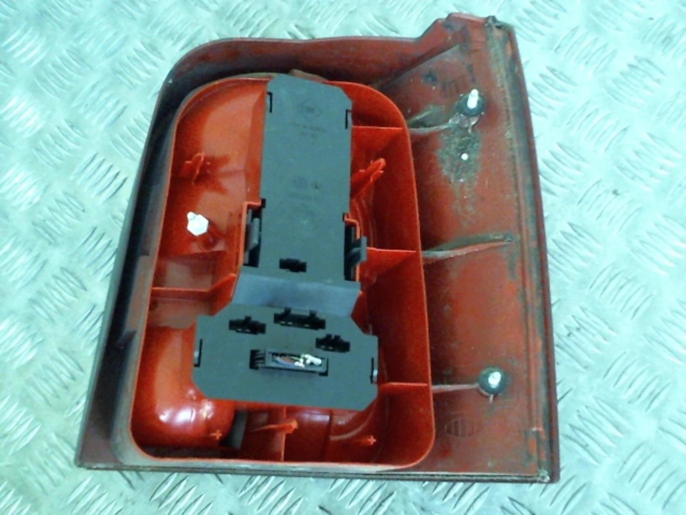 Fanale posteriore principale sinistro (luci) VOLKSWAGEN PASSAT 4 PHASE 1 BREAK Diésel - 1