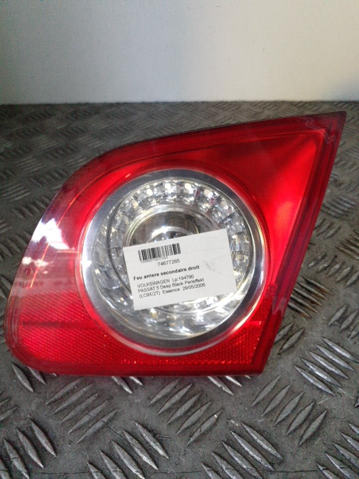 Gruppo ottico posteriore secondario destro (luci) VOLKSWAGEN PASSAT 5 Deep Black Perleffekt (LC9X/2T) Gasolina - 1