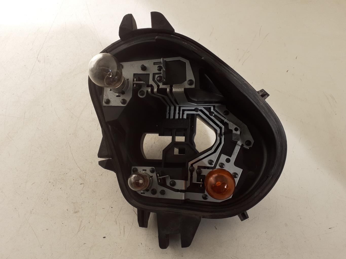 Base portalampade fanale posteriore destro PEUGEOT 208 1 PHASE 1 Bleu Encre (EKU) Gasolina - 1