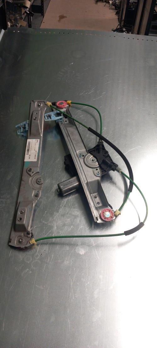 Mécanisme de lève vitre électrique avant droit