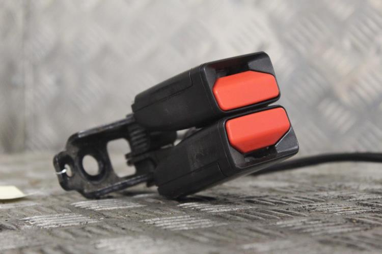 Attache ceinture arrière droit