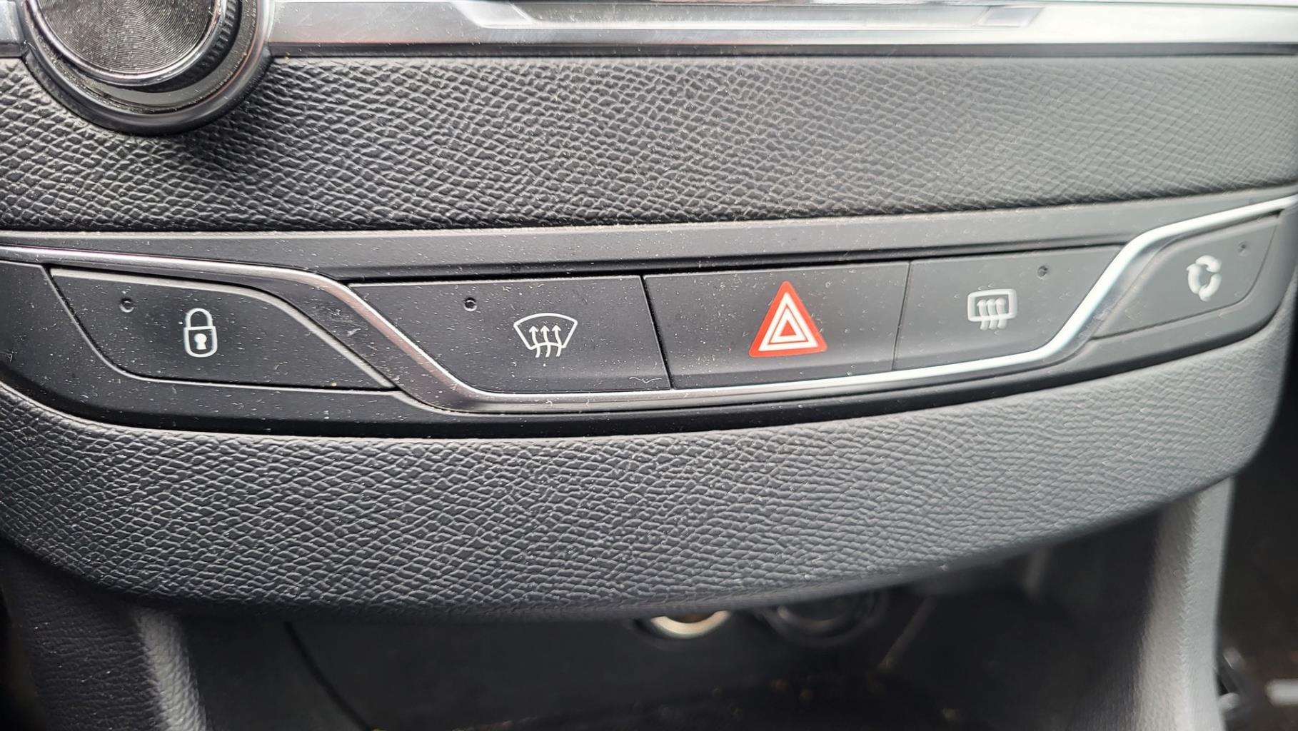 Interruttore luci emergenza PEUGEOT 308 2 SW PHASE 2 BREAK Diésel - 1