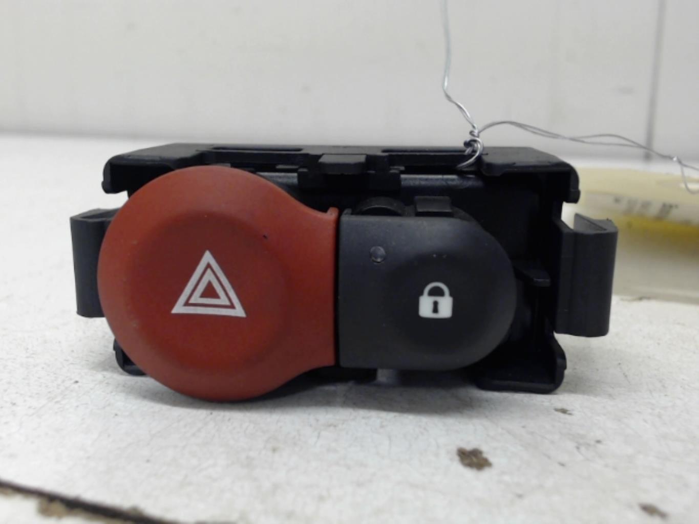 Bouton de warning RENAULT CLIO 3 PHASE 1 Diesel - 1