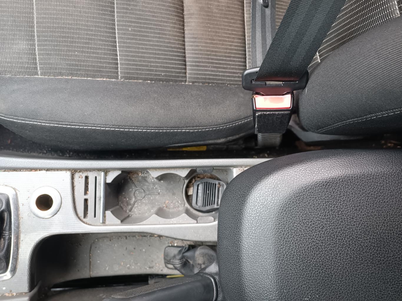 Aggancio cintura sicurezza anteriore destro FORD FOCUS 2 PHASE 2 BREAK Diésel - 1