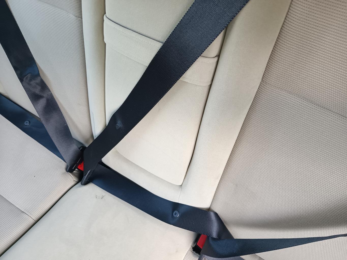 Aggancio cintura sicurezza posteriore sinistro FORD FOCUS 2 PHASE 2 BREAK Diésel - 1