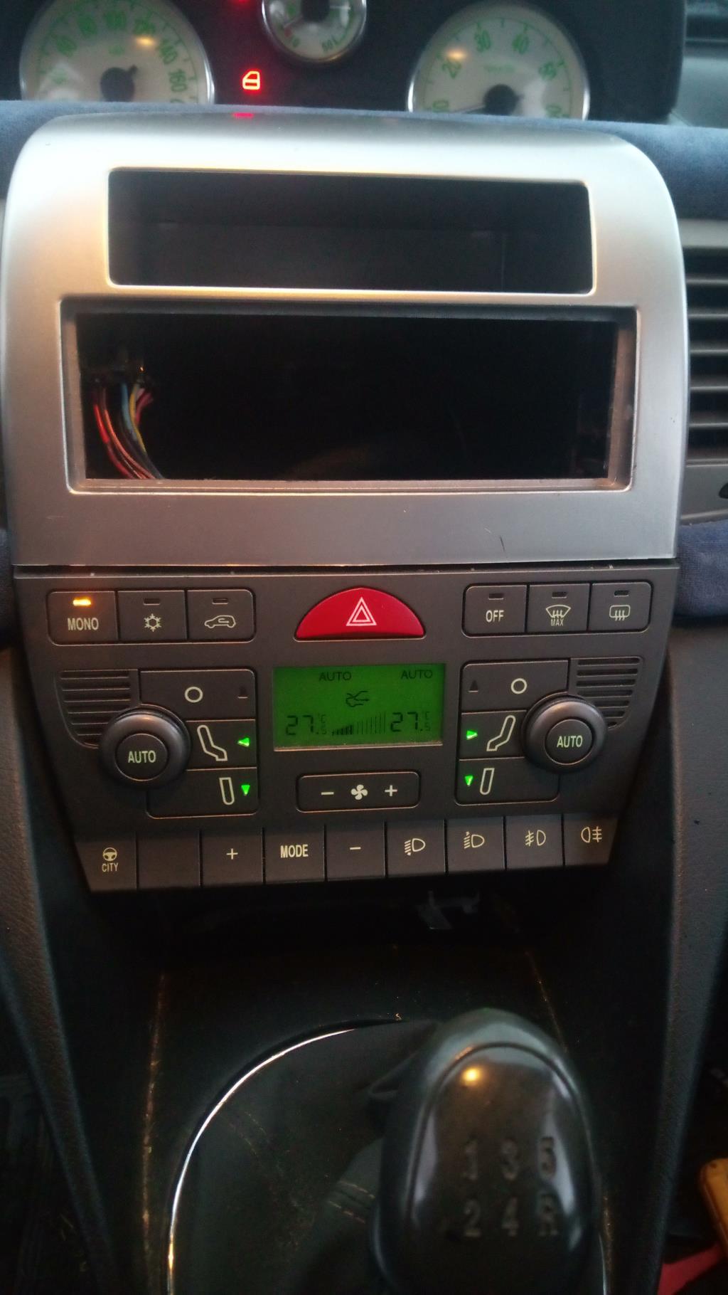 Bouton de warning LANCIA YPSILON 4 PHASE 1 Essence - 1