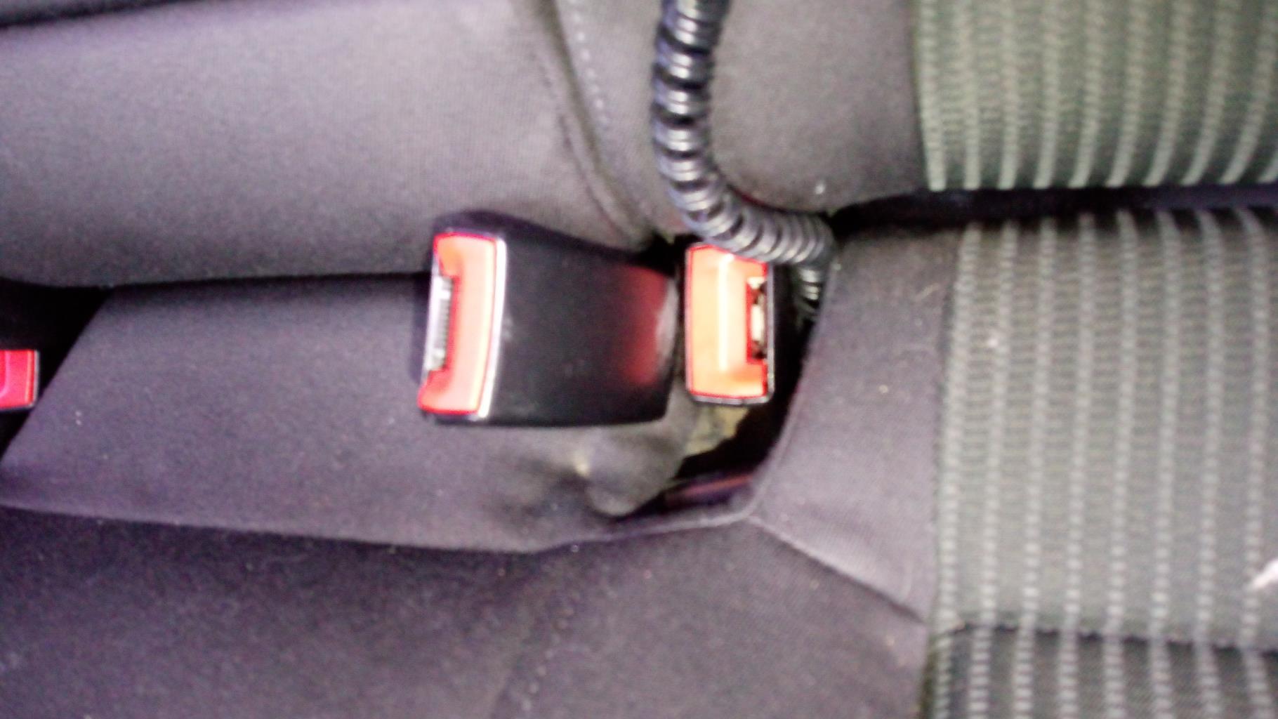 Aggancio cintura sicurezza posteriore sinistro AUDI A4 2 AVANT PHASE 2 BREAK Diésel - 1
