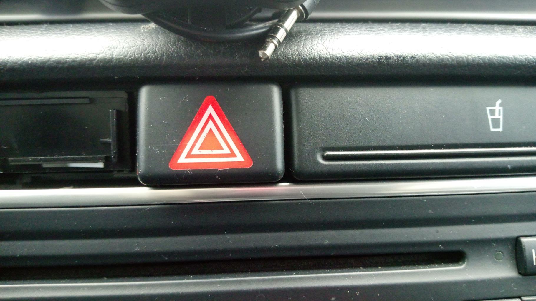 Bouton de warning AUDI A4 2 AVANT PHASE 2 BREAK Diesel - 1