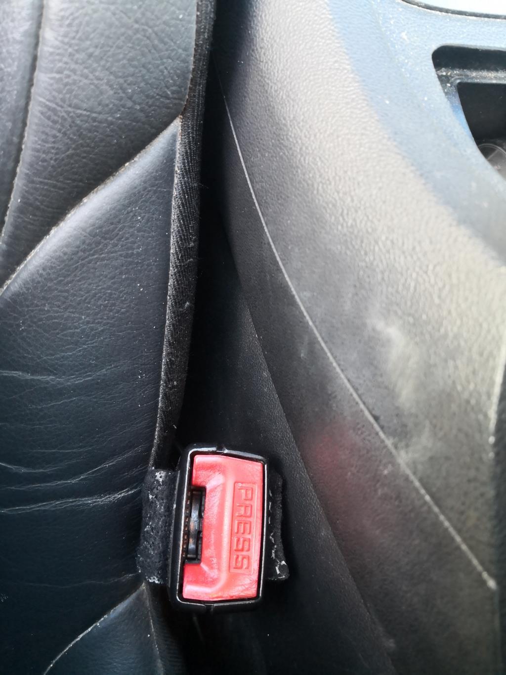 Aggancio cintura sicurezza anteriore sinistro CITROEN C5 2 BREAK Diésel - 1
