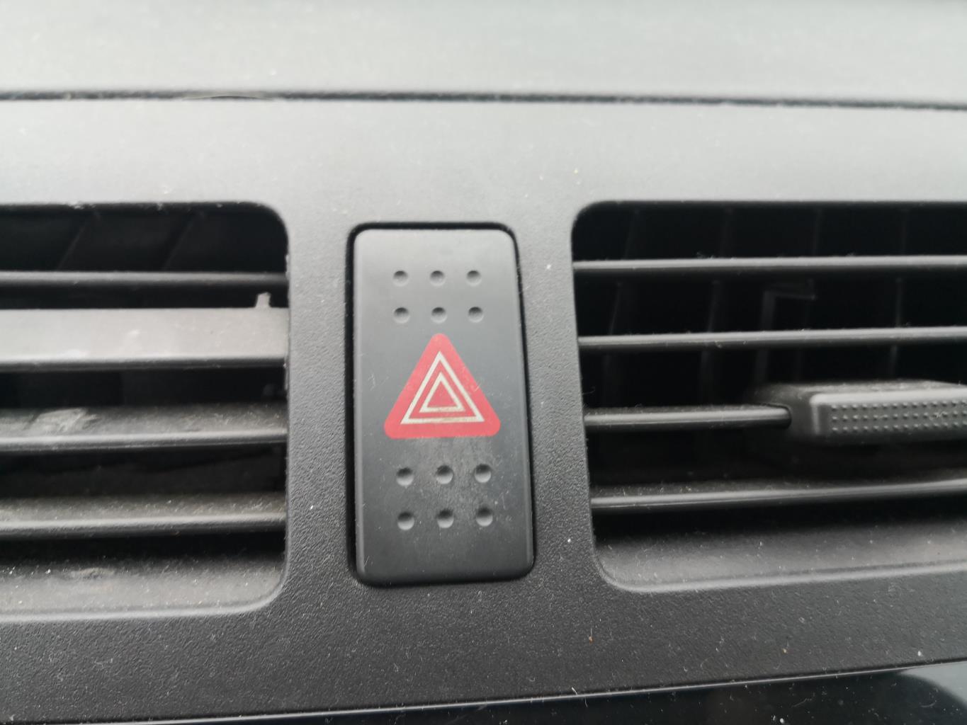 Bouton de warning SUZUKI SWIFT 3 Essence - 1