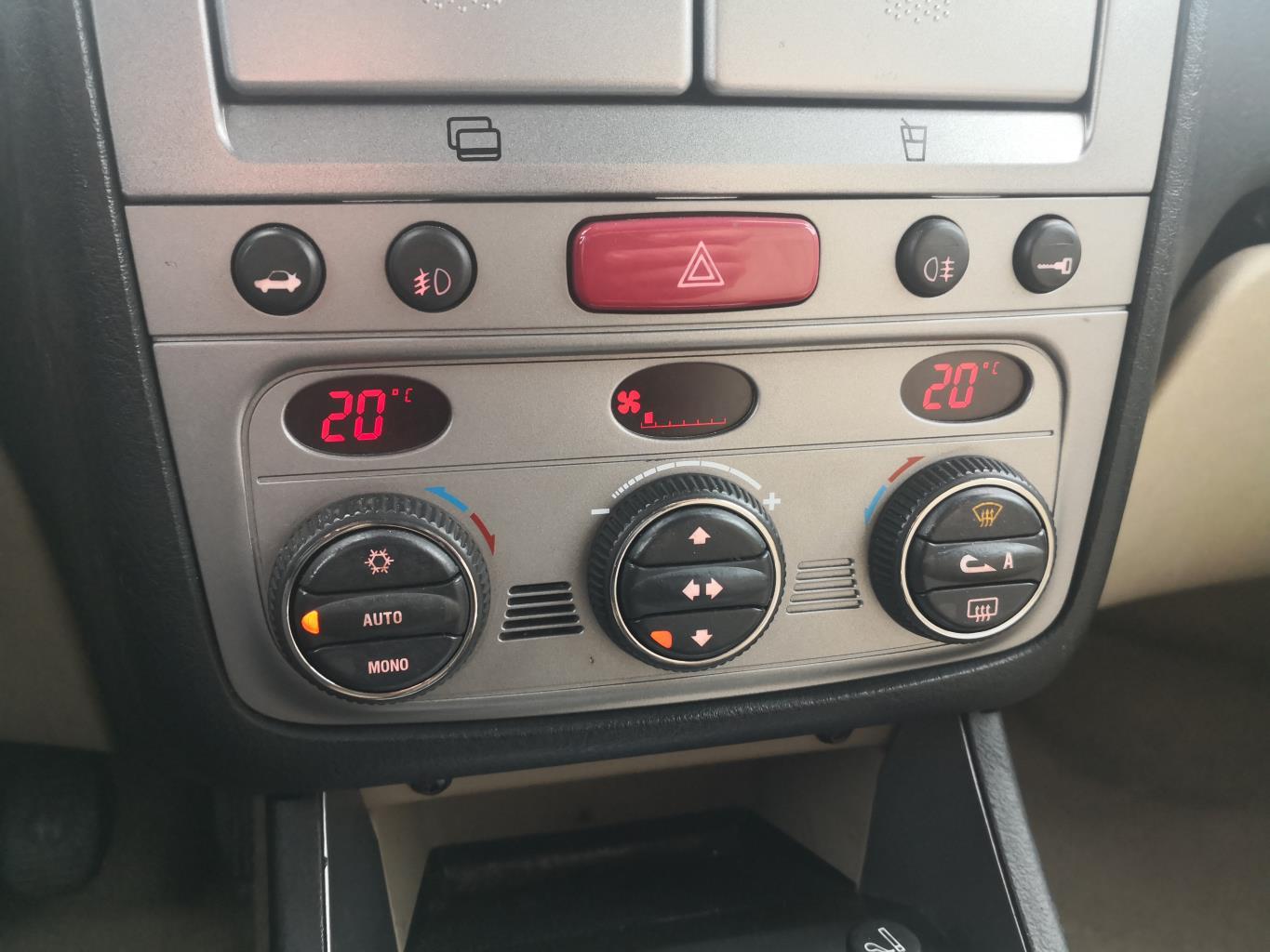 Bouton de warning ALFA ROMEO 147 PHASE 2 Diesel - 1