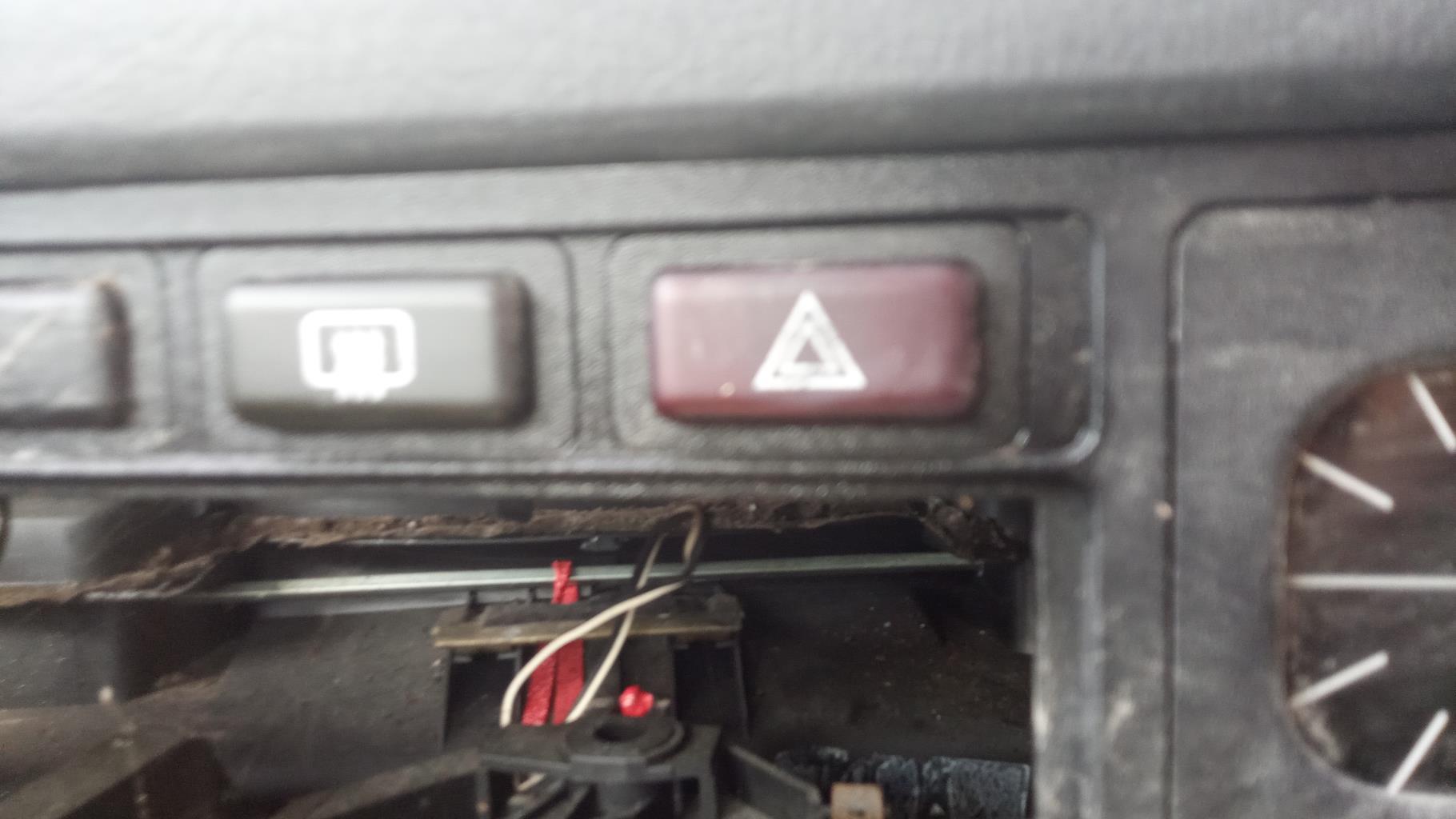 Bouton de warning BMW SERIE 3 E30 Essence - 1