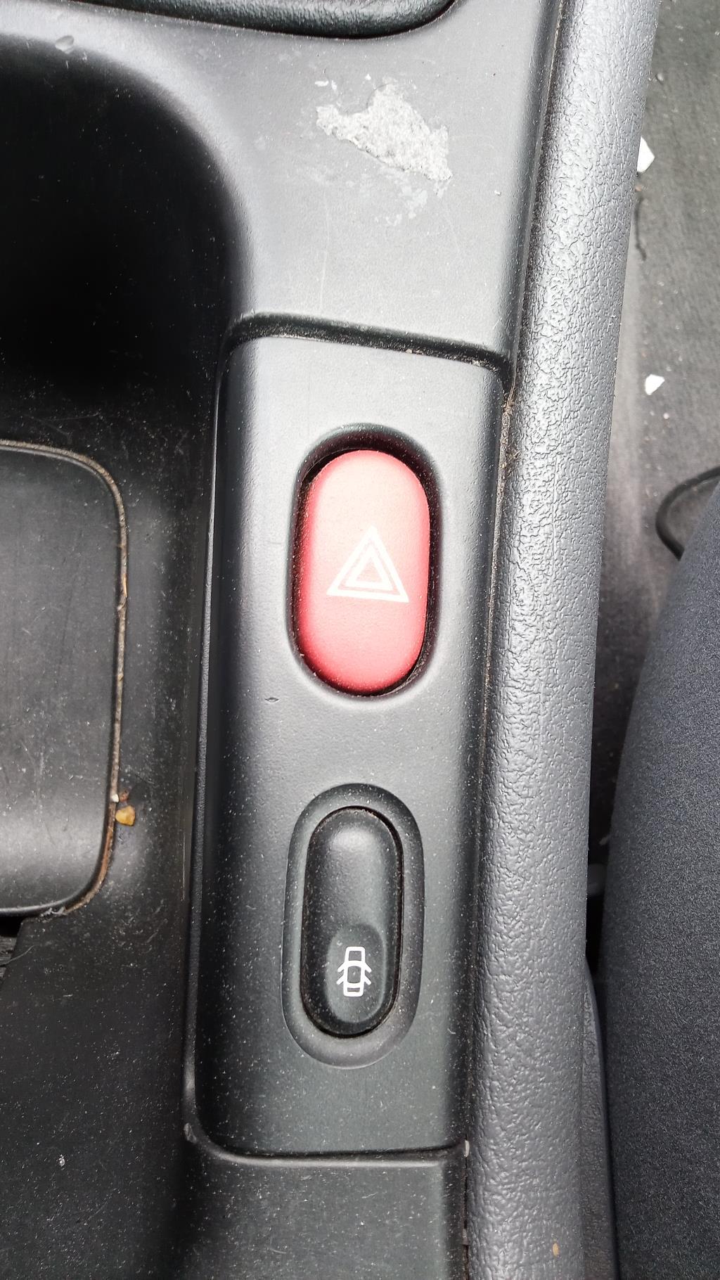 Bouton de warning RENAULT LAGUNA 1 PHASE 1 Essence - 1