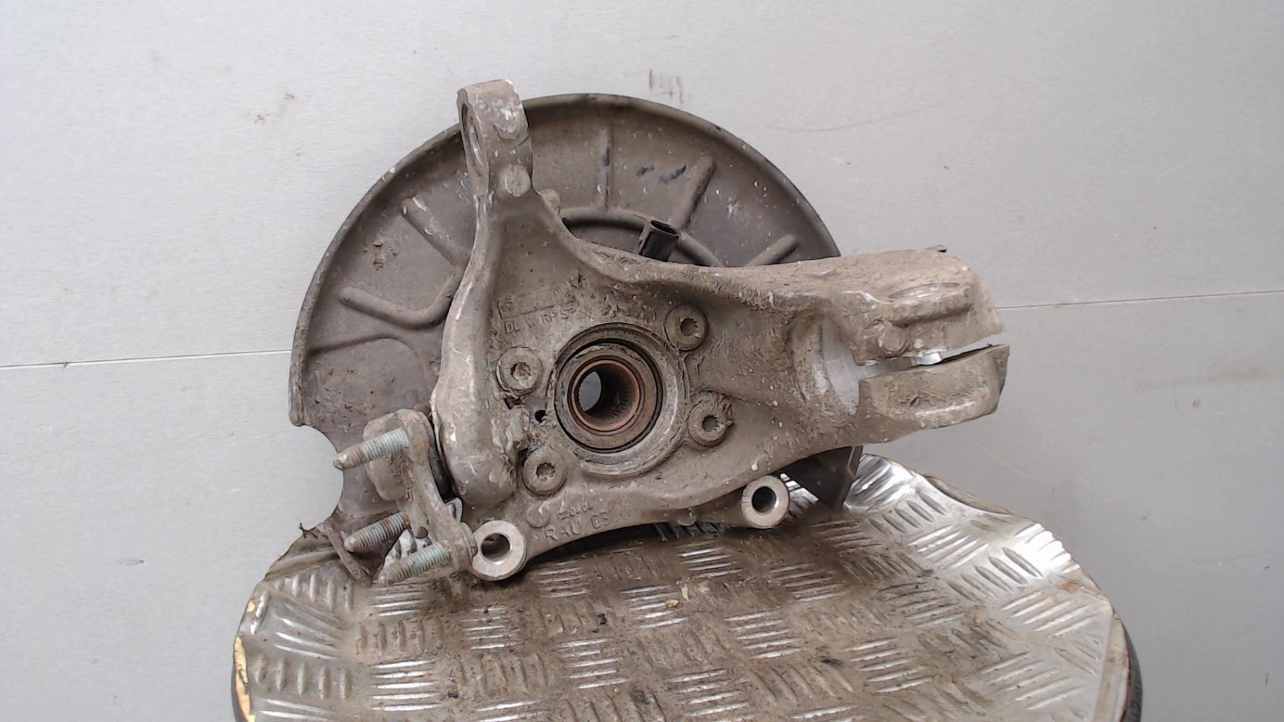 Moyeu avant gauche VOLKSWAGEN PASSAT 5 BREAK Diesel - 1