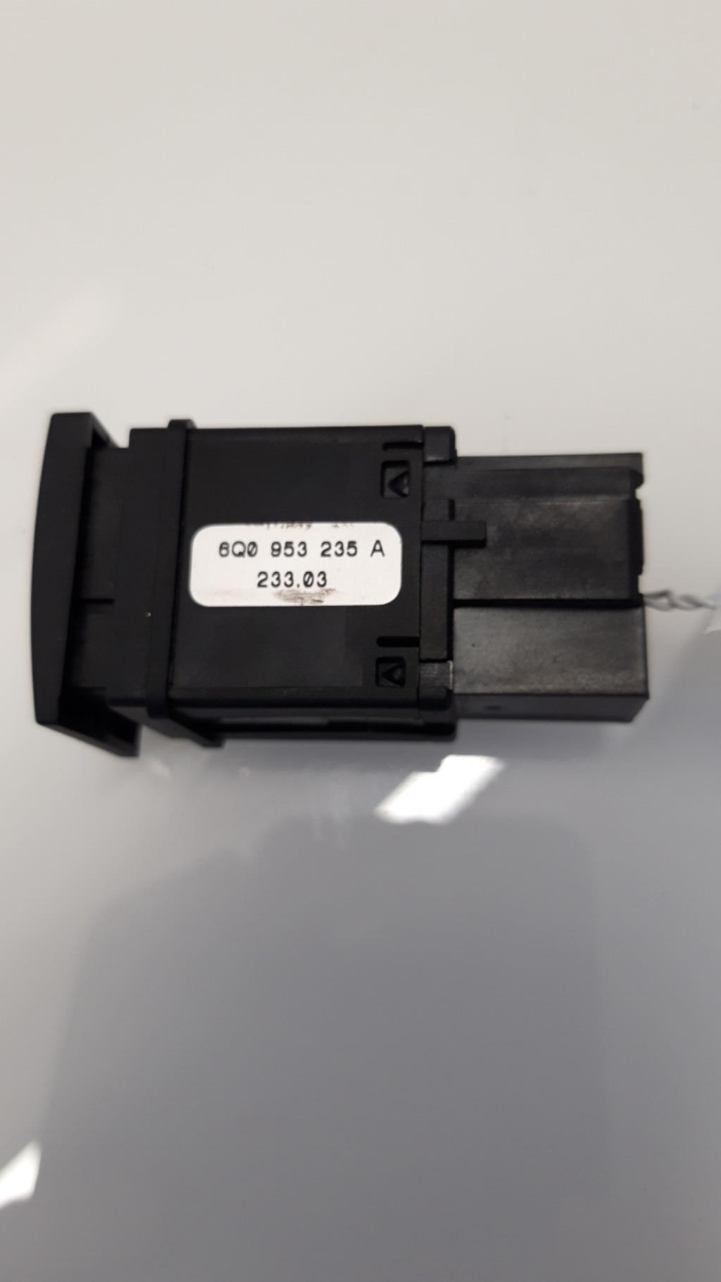 Bouton de warning VOLKSWAGEN POLO 4 PHASE 1 Diesel - 1