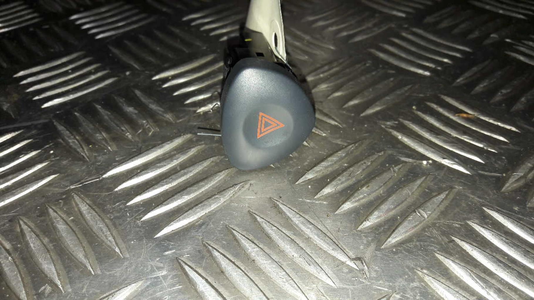 Bouton de warning RENAULT CLIO 2 PHASE 2 Essence - 1