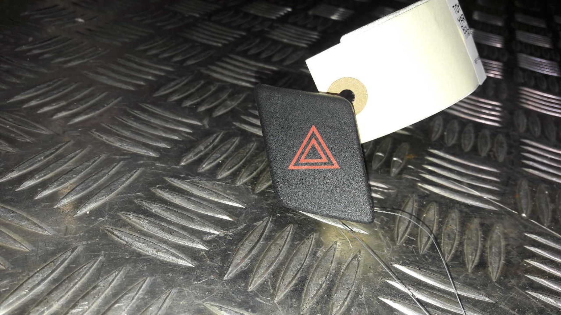 Bouton de warning TOYOTA YARIS 2 PHASE 2 Essence - 1