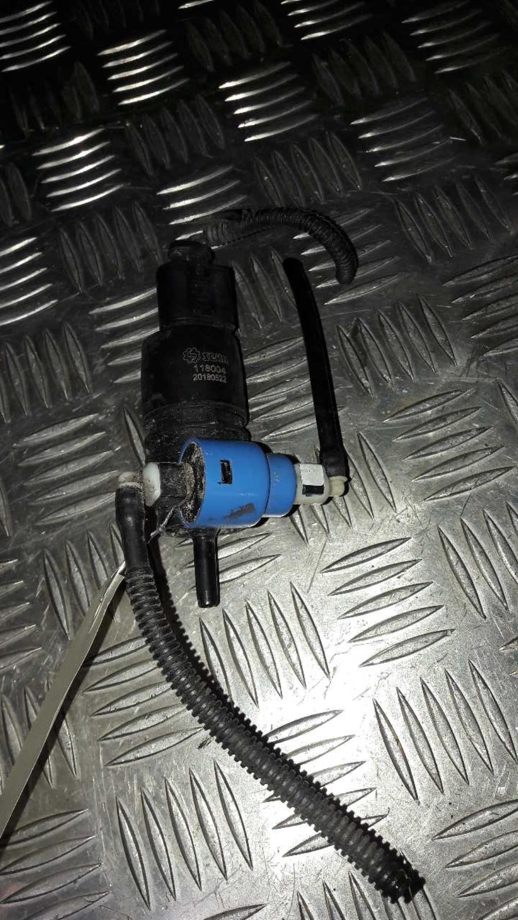 Pompe lave glace avant VOLKSWAGEN FOX Essence - 1