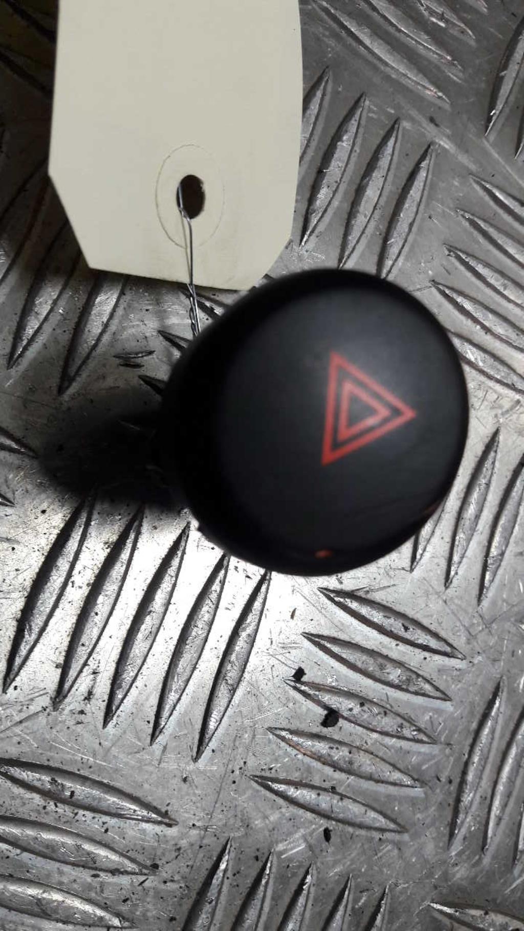 Bouton de warning NISSAN JUKE 1 PHASE 2 Essence - 1
