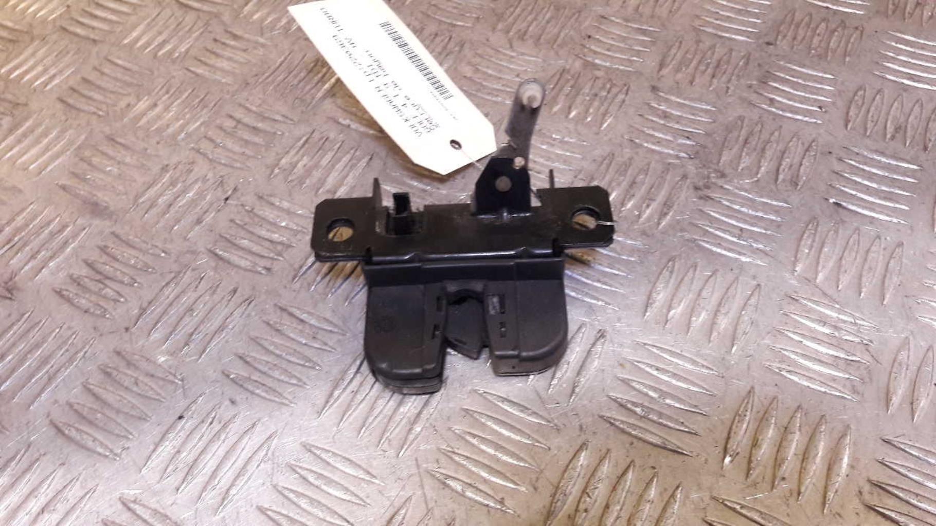 Serrure de hayon VOLKSWAGEN GOLF 4 Diesel - 1