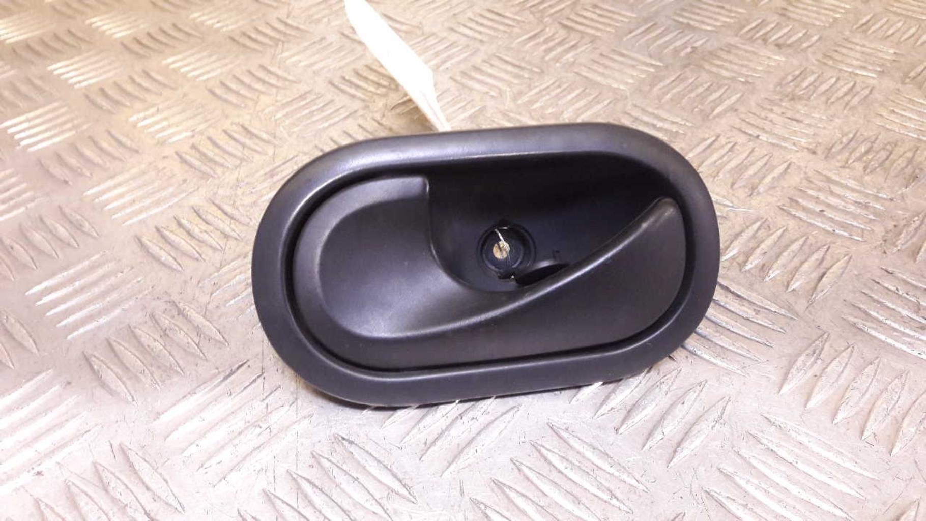 Poignee interieur avant gauche RENAULT CLIO 3 PHASE 1 Diesel - 1