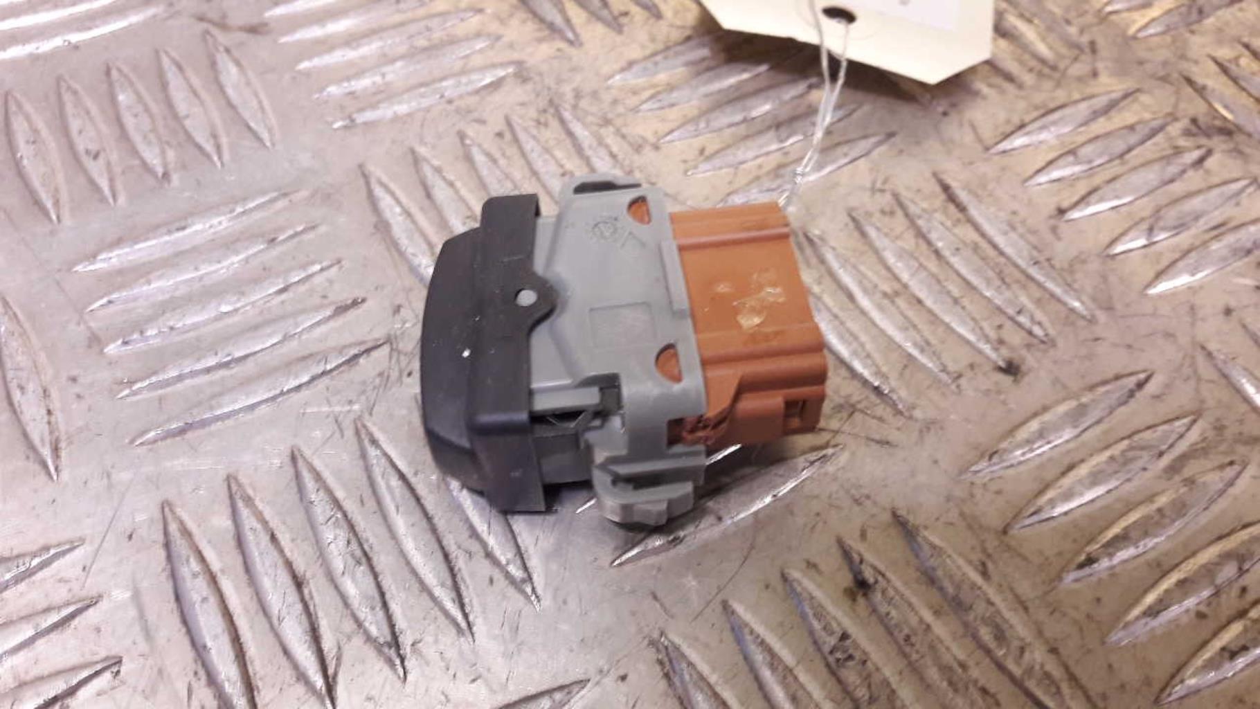 Bouton/Interrupteur RENAULT MEGANE 2 PHASE 1 Essence - 1