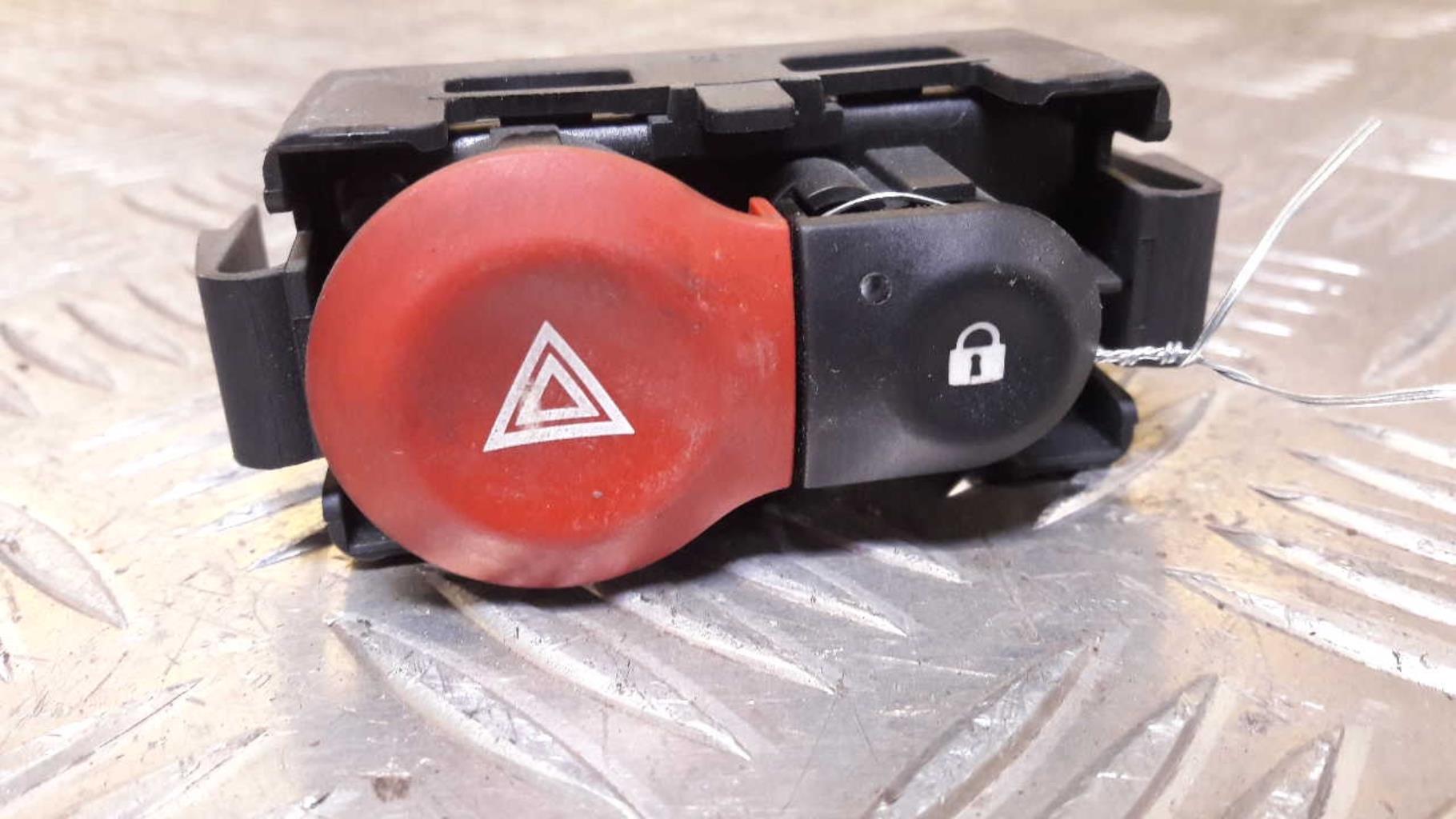 Bouton de warning RENAULT CLIO 3 PHASE 1 Diesel - 1
