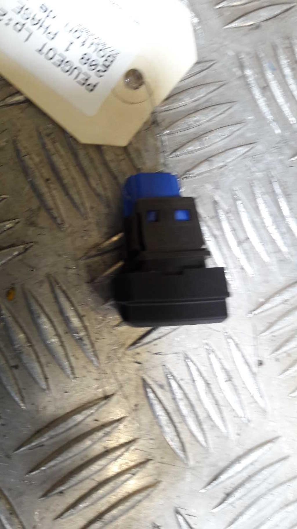 Bouton de warning PEUGEOT 208 1 PHASE 1 Diesel - 1