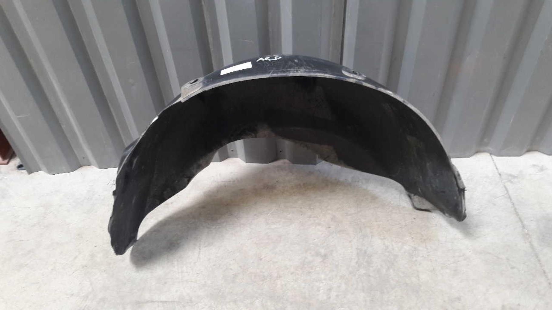 Pare boue arriere droit RENAULT CLIO 3 PHASE 1 Essence - 1