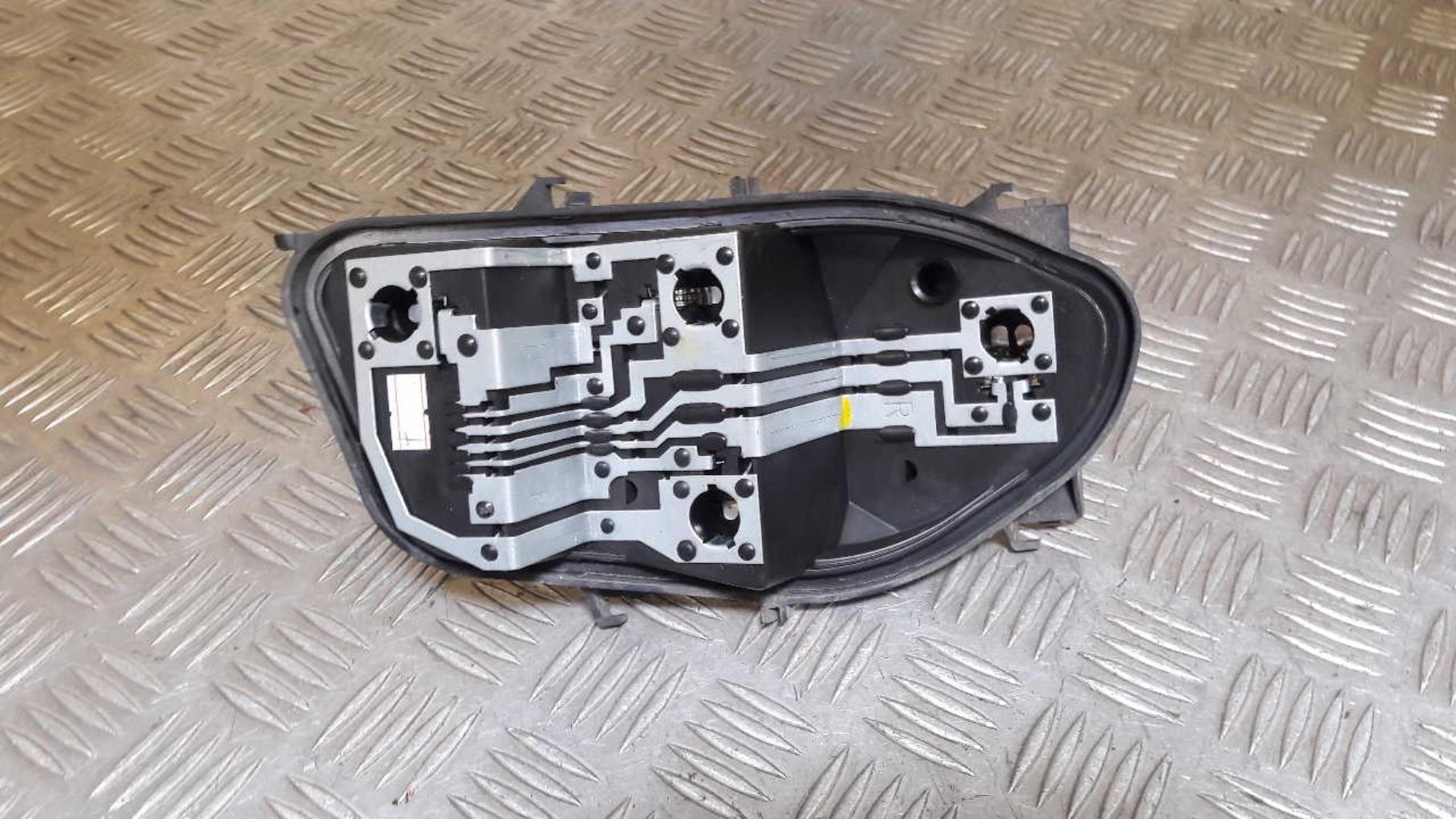 Platine feu arriere droit RENAULT CLIO 3 PHASE 1 Essence - 1