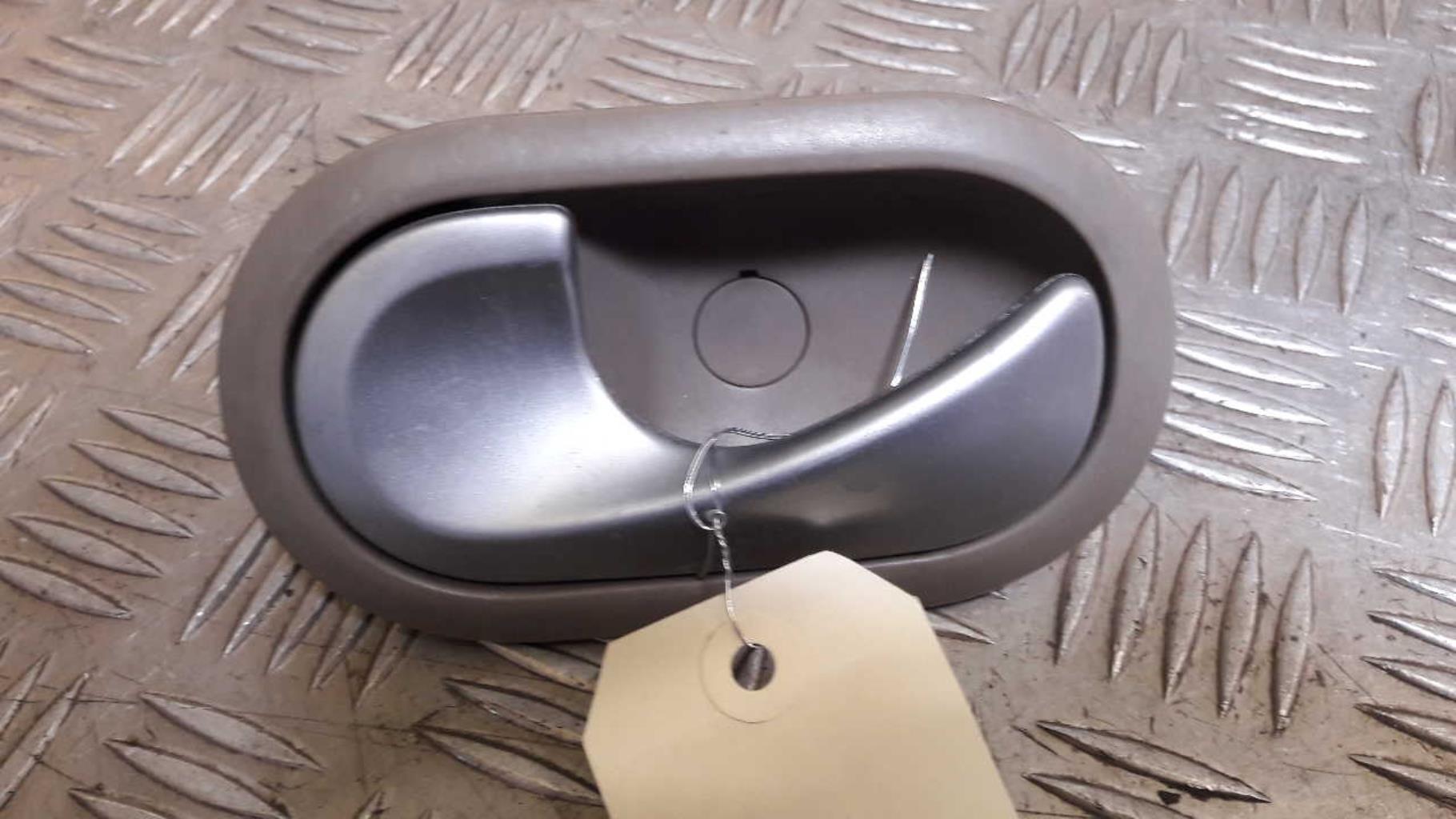 Poignee interieur arriere gauche RENAULT CLIO 3 PHASE 1 Diesel - 1