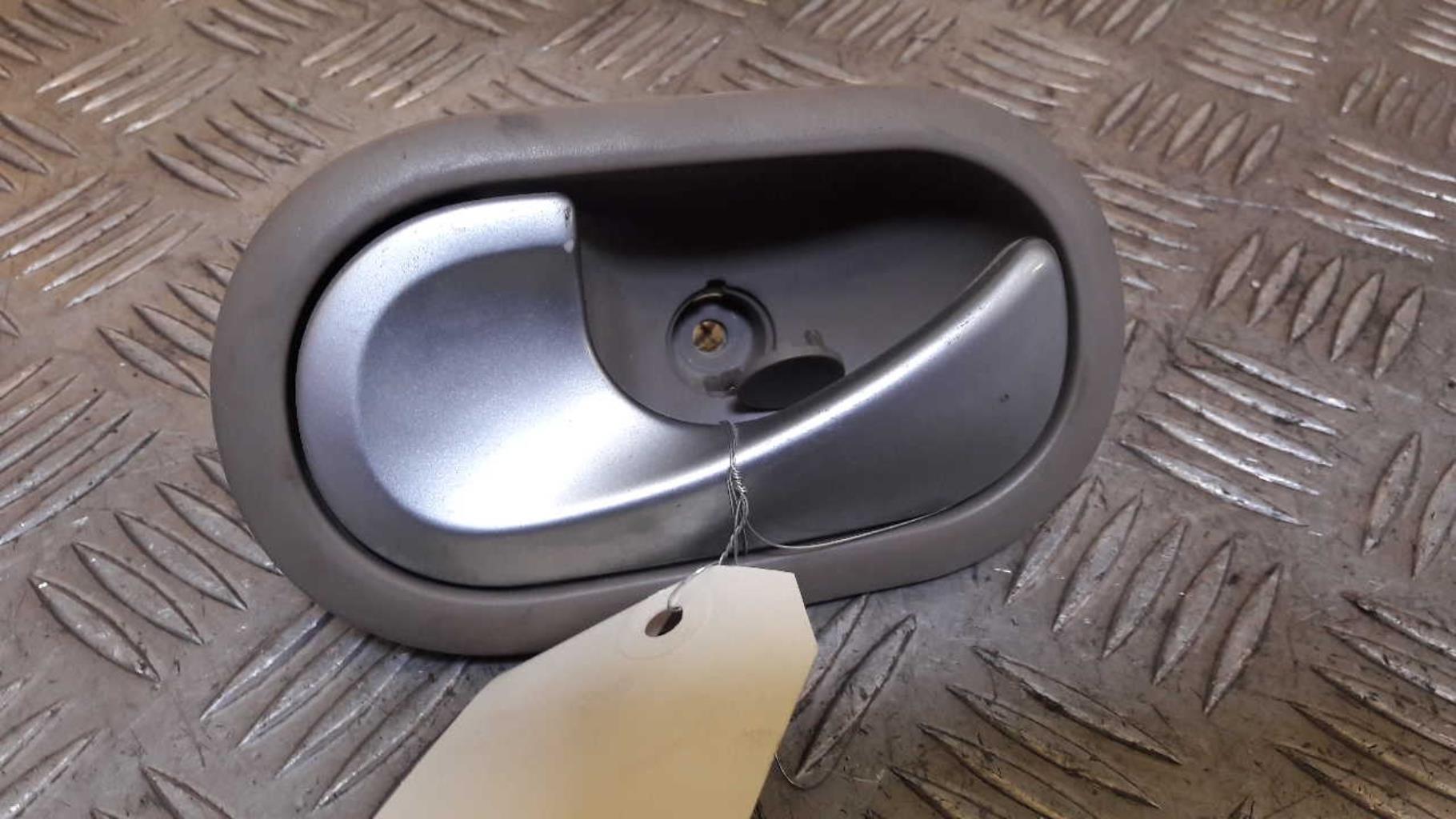Poignee interieur avant gauche RENAULT CLIO 3 PHASE 1 Diesel - 1