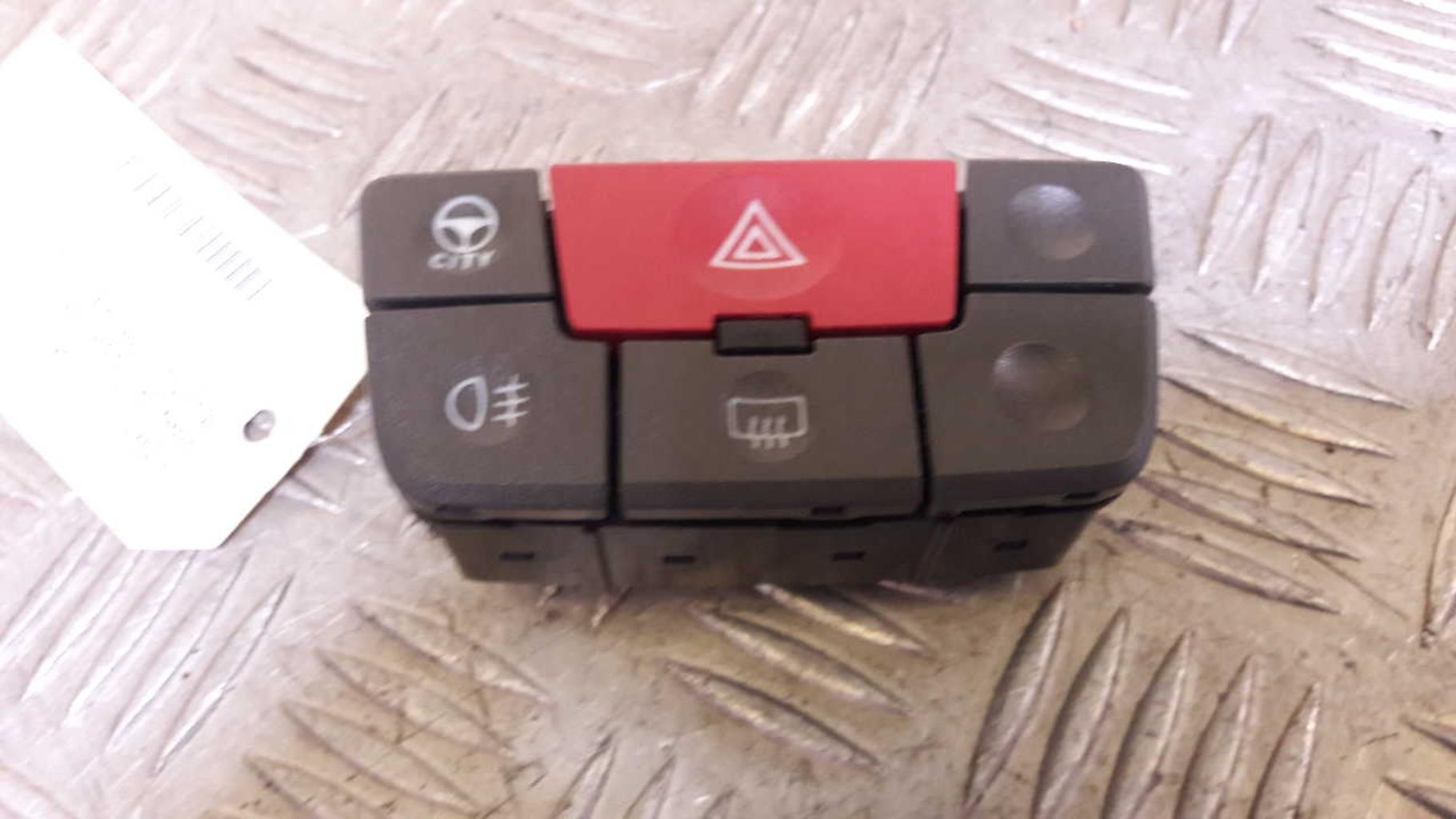 Bouton de warning FIAT PANDA 2 PHASE 2  - 1
