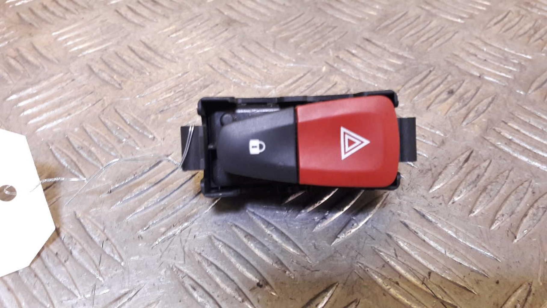 Bouton de warning RENAULT MEGANE 3 PHASE 1 Diesel - 1
