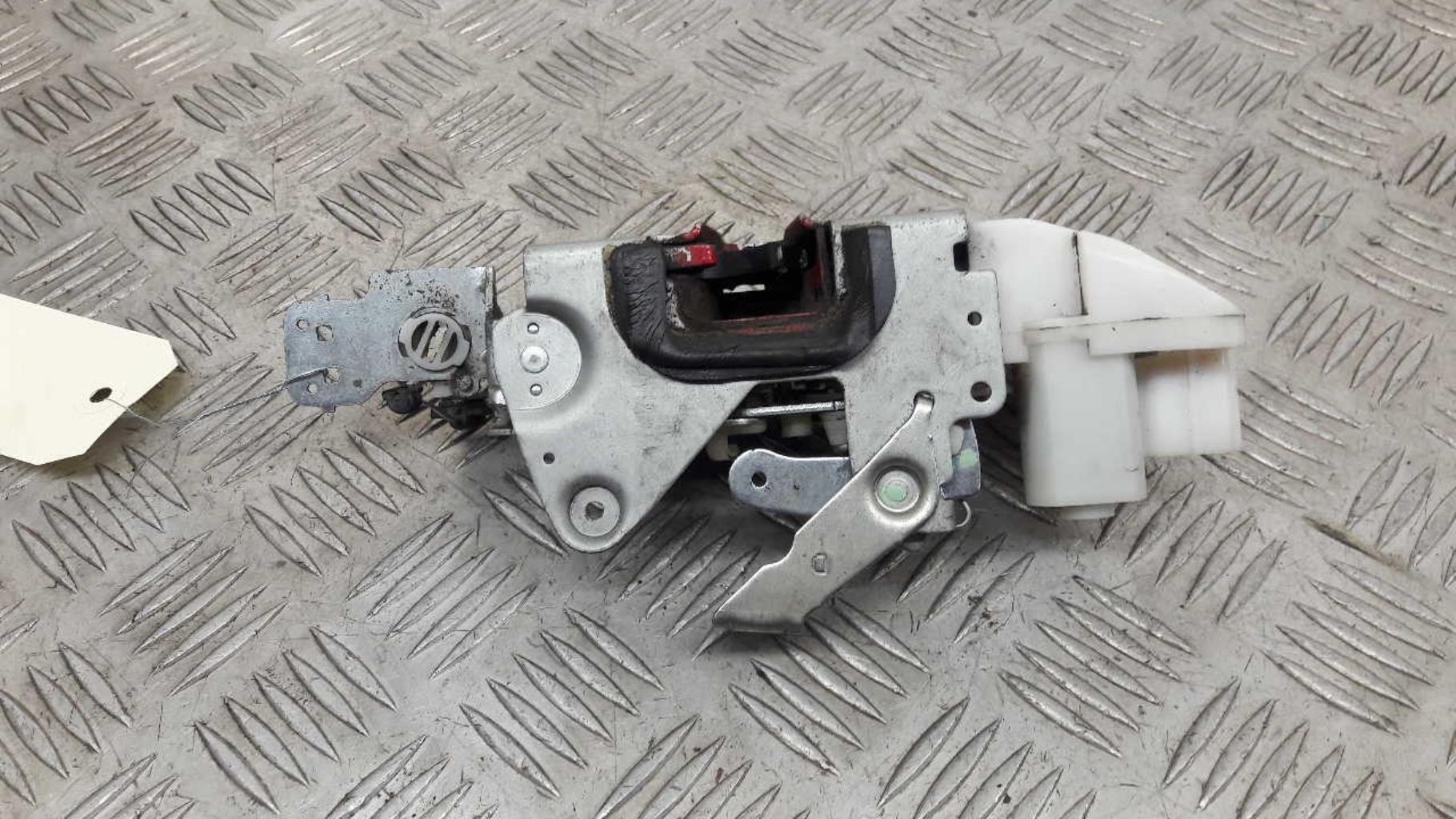 Serrure avant droit VOLKSWAGEN FOX Essence - 1