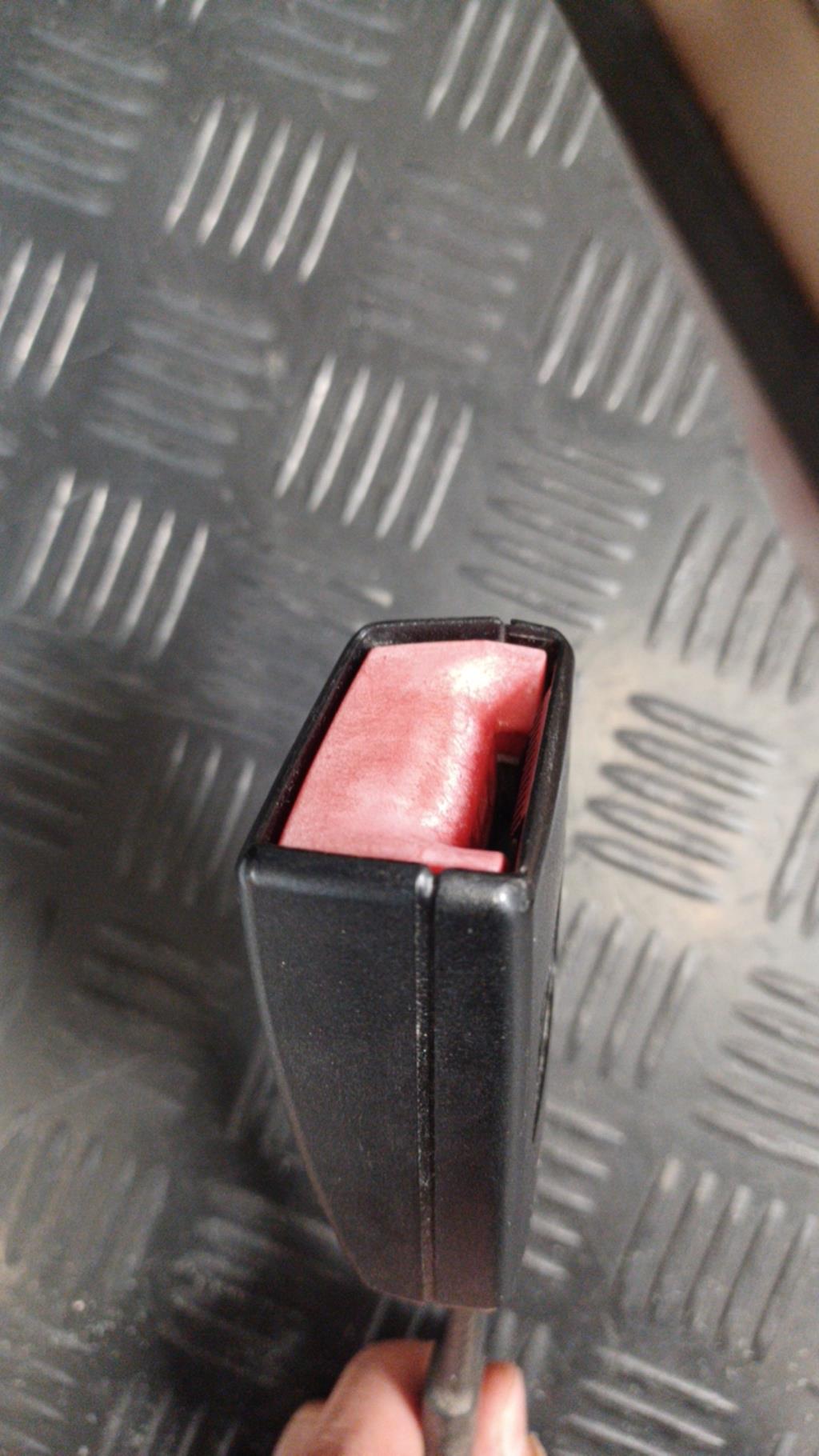 Attache ceinture avant droit AUDI A4 2 AVANT PHASE 2 BREAK Diesel - 1