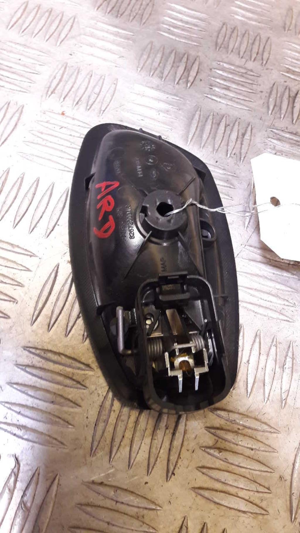 Poignee interieur arriere droit RENAULT CLIO 4 PHASE 1 Essence - 1
