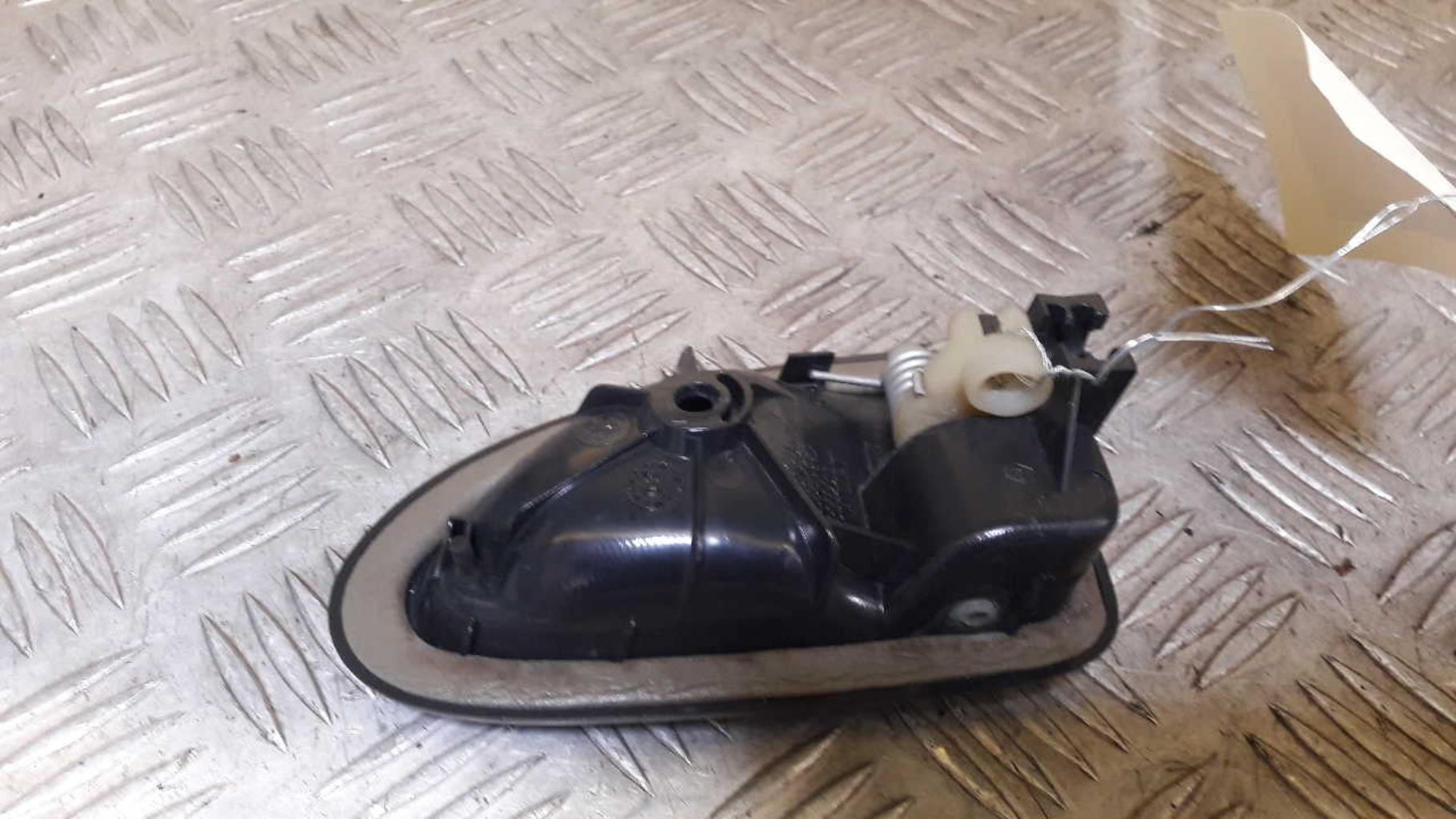 Poignee interieur avant gauche RENAULT CLIO 2 PHASE 2 Essence - 1